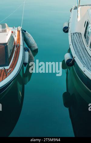 Zwei Boote in der Marina am Meer, kroatische Stadt Crikvenica, selektiver Fokus Stockfoto