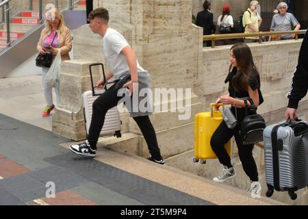 Mailand, . November 2023. Claudio Mangiarotti Rechte Urheberrecht Mailand - jetzt 18 Jahre alt, kommen Cristian Totti und seine Freundin Melissa Monti nach Mailand, um mit Mutter Ilary Blasi in die Lombardei-Metropole zu reisen. Shopping in Sephora und ab mit dem Zug Wettbewerbsarchiv Ph Claudio Mangiarotti Credit: Unabhängige Fotoagentur/Alamy Live News Stockfoto