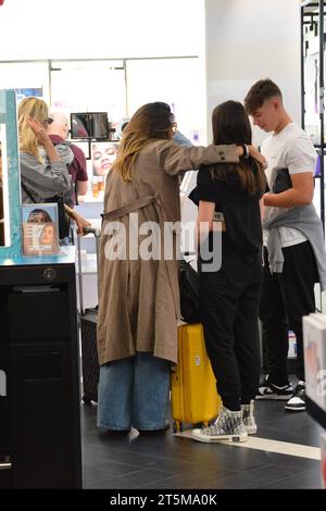 Mailand, . November 2023. Claudio Mangiarotti Rechte Urheberrecht Mailand - jetzt 18 Jahre alt, kommen Cristian Totti und seine Freundin Melissa Monti nach Mailand, um mit Mutter Ilary Blasi in die Lombardei-Metropole zu reisen. Shopping in Sephora und ab mit dem Zug Wettbewerbsarchiv Ph Claudio Mangiarotti Credit: Unabhängige Fotoagentur/Alamy Live News Stockfoto