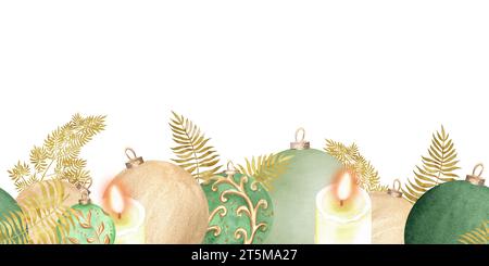Handgezeichnete Aquarellillustration. Festliche nahtlose Borte mit grünen und goldenen Kugeln, Kerzen und goldenem Farn. Zum Drucken von Design, Grußkarte Stockfoto