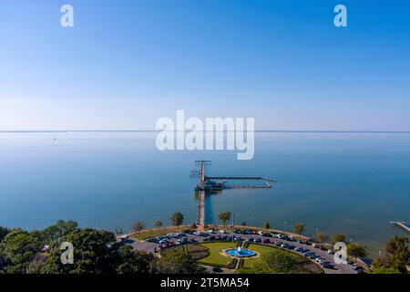 Aus der Vogelperspektive des Fairhope, Alabama Municipal Pier am Ostufer der Mobile Bay Stockfoto