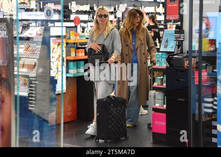 Mailand, . November 2023. Claudio Mangiarotti Rechte Urheberrecht Mailand - jetzt 18 Jahre alt, kommen Cristian Totti und seine Freundin Melissa Monti nach Mailand, um mit Mutter Ilary Blasi in die Lombardei-Metropole zu reisen. Shopping in Sephora und ab mit dem Zug Wettbewerbsarchiv Ph Claudio Mangiarotti Credit: Unabhängige Fotoagentur/Alamy Live News Stockfoto