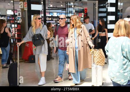 Mailand, . November 2023. Claudio Mangiarotti Rechte Urheberrecht Mailand - jetzt 18 Jahre alt, kommen Cristian Totti und seine Freundin Melissa Monti nach Mailand, um mit Mutter Ilary Blasi in die Lombardei-Metropole zu reisen. Shopping in Sephora und ab mit dem Zug Wettbewerbsarchiv Ph Claudio Mangiarotti Credit: Unabhängige Fotoagentur/Alamy Live News Stockfoto