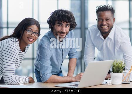 Geschäftsleute in einem Meeting, die zusammenarbeiten, kommunizieren und positive Teamarbeit zeigen. Stockfoto