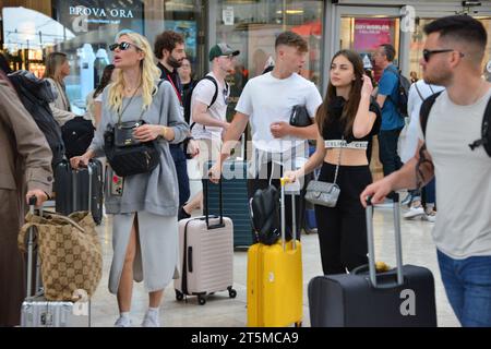 Mailand, . November 2023. Claudio Mangiarotti Rechte Urheberrecht Mailand - jetzt 18 Jahre alt, kommen Cristian Totti und seine Freundin Melissa Monti nach Mailand, um mit Mutter Ilary Blasi in die Lombardei-Metropole zu reisen. Shopping in Sephora und ab mit dem Zug Wettbewerbsarchiv Ph Claudio Mangiarotti Credit: Unabhängige Fotoagentur/Alamy Live News Stockfoto