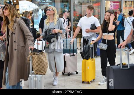 Mailand, . November 2023. Claudio Mangiarotti Rechte Urheberrecht Mailand - jetzt 18 Jahre alt, kommen Cristian Totti und seine Freundin Melissa Monti nach Mailand, um mit Mutter Ilary Blasi in die Lombardei-Metropole zu reisen. Shopping in Sephora und ab mit dem Zug Wettbewerbsarchiv Ph Claudio Mangiarotti Credit: Unabhängige Fotoagentur/Alamy Live News Stockfoto