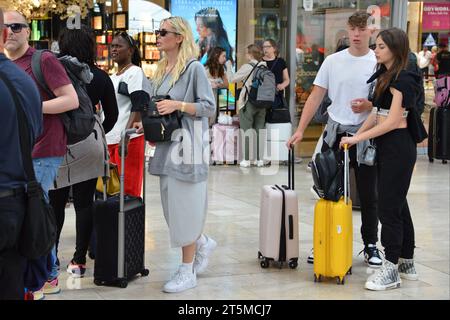 Mailand, . November 2023. Claudio Mangiarotti Rechte Urheberrecht Mailand - jetzt 18 Jahre alt, kommen Cristian Totti und seine Freundin Melissa Monti nach Mailand, um mit Mutter Ilary Blasi in die Lombardei-Metropole zu reisen. Shopping in Sephora und ab mit dem Zug Wettbewerbsarchiv Ph Claudio Mangiarotti Credit: Unabhängige Fotoagentur/Alamy Live News Stockfoto