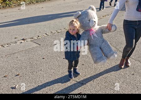 Der starke Beschützer. Das kleine Mädchen mit ihrem großen Stoffbären. Traunstein Bayern Deutschland *** der starke Beschützer das kleine Mädchen mit ihrem großen Stoffbären Traunstein Bayern Deutschland Copyright: XRolfxPossx Credit: Imago/Alamy Live News Stockfoto