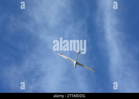 Ein Grob G-102 Astir CS77 Segelflugzeug mit der Registrierung G-DDPO (mit Blick auf die Unterseite) im Luftraum über dem Yorkshire Gliding Club, Sutton Bank, Nth Yorkshire Stockfoto