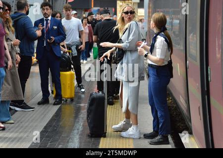 Mailand, . November 2023. Claudio Mangiarotti Rechte Urheberrecht Mailand - jetzt 18 Jahre alt, kommen Cristian Totti und seine Freundin Melissa Monti nach Mailand, um mit Mutter Ilary Blasi in die langobardische Metropole zu reisen. Shopping in Sephora und ab mit dem Zug Wettbewerbsarchiv Ph Claudio Mangiarotti Credit: Unabhängige Fotoagentur/Alamy Live News Stockfoto