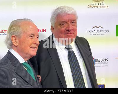 Hans Meiser ist tot 06.11.2023: Kult-Moderator Hans Meiser starb mit 77 Jahren an Herzversagen. ARCHIVBILD mit Moderator Max Schautzer *** Hans Meiser ist tot 06 11 2023 Cult-Moderator Hans Meiser starb im Alter von 77 Jahren an Herzinsuffizienz ARCHIVBILD mit Moderator Max Schautzer Credit: Imago/Alamy Live News Stockfoto