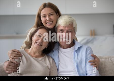 Fröhliche, reife Mutter, Vater und Erwachsene kleine Tochter, die Spaß haben Stockfoto
