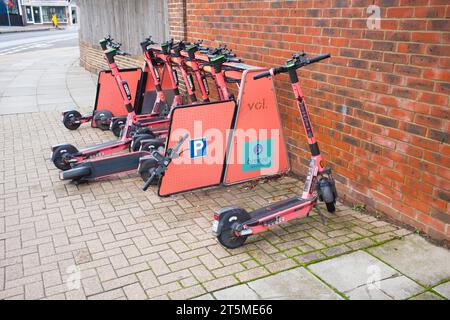 Zurückgekehrte Elektroroller wurden in der Nähe einer Parkstation in der Highland Road, Southsea, verlassen Stockfoto