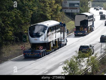 Tieflader-Lastkraftwagen, die Alstom Innovia 300-Züge auf der A46 transportieren, Warwickshire, England, Großbritannien Stockfoto