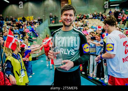 Sotra 20231105.der dänische Niklas Landin Jacobsen erhielt den Preis für den besten Torwart im Goldenen Liga Gjensidige Cup. Foto: Stian Lysberg Solum / NTB Stockfoto