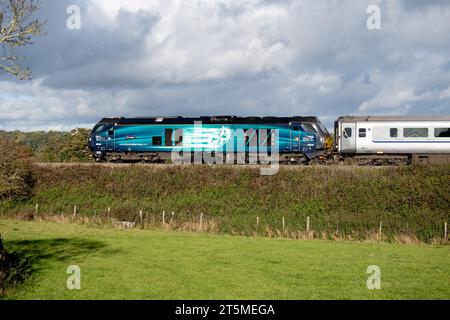 Diesellokomotive der DRS-Baureihe 68 Nr. 68008 „Avenger“ für einen Zug der Chiltern Railways, Warwickshire, Großbritannien Stockfoto