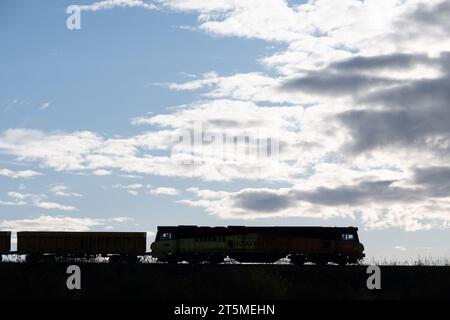 Colas-Diesellokomotive der Baureihe 70, Zugmaschine eines Güterzuges, Silhouette, Warwickshire, Großbritannien Stockfoto