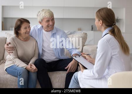 Ernsthaft besorgtes altes pensioniertes Ehepaar, das Hausarzt konsultiert Stockfoto