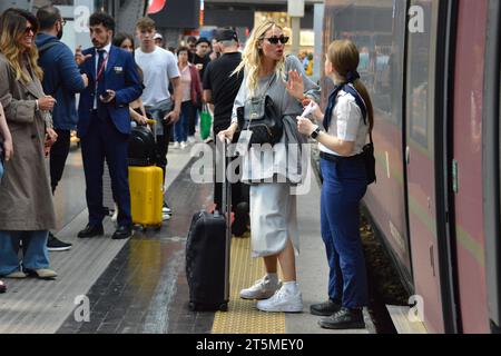 Mailand, . November 2023. Claudio Mangiarotti Rechte Urheberrecht Mailand - jetzt 18 Jahre alt, kommen Cristian Totti und seine Freundin Melissa Monti nach Mailand, um mit Mutter Ilary Blasi in die langobardische Metropole zu reisen. Shopping in Sephora und ab mit dem Zug Wettbewerbsarchiv Ph Claudio Mangiarotti Credit: Unabhängige Fotoagentur/Alamy Live News Stockfoto