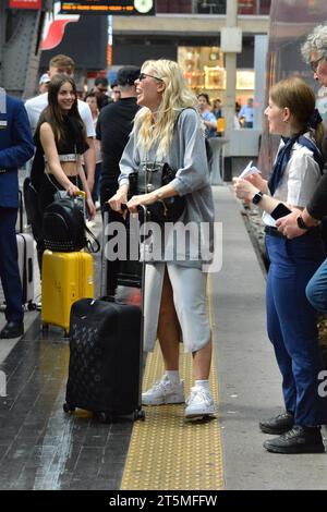 Mailand, . November 2023. Claudio Mangiarotti Rechte Urheberrecht Mailand - jetzt 18 Jahre alt, kommen Cristian Totti und seine Freundin Melissa Monti nach Mailand, um mit Mutter Ilary Blasi in die Lombardei-Metropole zu reisen. Shopping in Sephora und ab mit dem Zug Wettbewerbsarchiv Ph Claudio Mangiarotti Credit: Unabhängige Fotoagentur/Alamy Live News Stockfoto