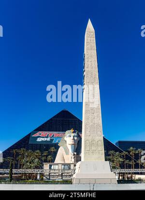 Las Vegas, USA; 18. Januar 2023: Das spektakuläre Luxor Hotel und Casino auf dem Las Vegas Strip, das von der ägyptischen Kultur inspiriert ist Stockfoto