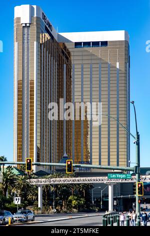 Las Vegas, USA; 18. Januar 2023: Vertikales Foto des Mandalay Bay Hotel and Casino auf dem Las Vegas Strip, dem vom Meer inspirierten Hotel l Stockfoto