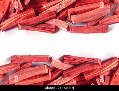 Hintergrund des roten Sandelholzes - Zutat für Aromatherapie und Parfums. Rote Sandelholz-Räucherspäne isoliert auf weißem Hintergrund Stockfoto