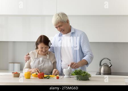 Porträt einer fröhlichen, hübschen, erwachsenen Tochter und glücklichen älteren Vater Stockfoto