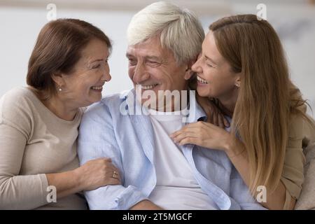 Fröhliche Erwachsene Tochter, die Spaß mit älteren Eltern hat Stockfoto