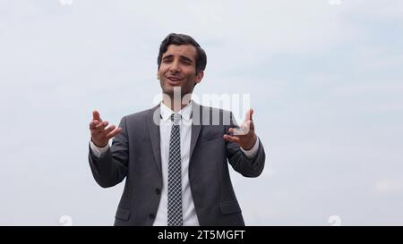 Junger, gutaussehender Geschäftsmann im Anzug über einem fröhlichen Ausdruck Stockfoto