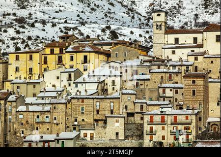 Steinhäuser, die übereinander in einer verschneiten Landschaft thronen. Barrea, Provinz L'Aquila, Abruzzen, Italien, Europa Stockfoto