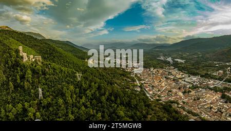 Aus der Vogelperspektive sehen Sie die Burg Cantelmo in Popoli, umgeben vom Kiefernwald auf dem Mount Morrone. Popoli, Provinz Pescara, Abruzzen, Italien, Europa Stockfoto