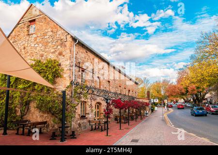 Hahndorf, Südaustralien - 1. Mai 2021: Das Hahndorf Old Mill Hotel in Adelaide Hills während der Herbstsaison von der Hauptstraße aus gesehen Stockfoto