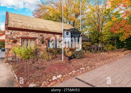 Hahndorf, Südaustralien - 1. Mai 2021: Das Hahndorf Old Mill Hotel mit dem alten Wagen in Adelaide Hills während der Herbstsaison Stockfoto