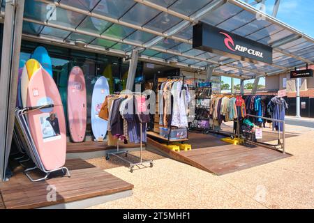 Die Ladenfront des Rip Curl Surfshops befindet sich in der Hauptstraße von Margaret River in der beliebten Surferregion im Südwesten von Western Australia. Stockfoto