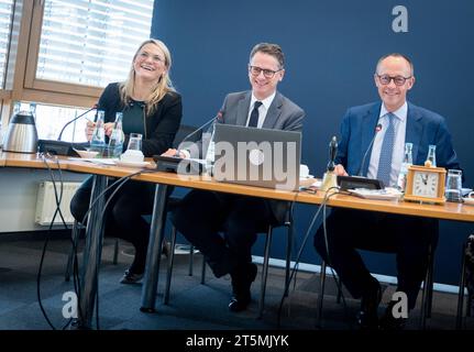 CDU Deutschlands - Bundesvorstandssitzung - Auftaktbilder - Christina Stumpp, stellvertretende Generalsekretärin, Carsten Linnemann, Generaksekretär, Friedrich Merz, Parteivorsitzender von linksCDU Deutschlands - Bundesvorstandssitzung - Auftaktbilder - Christina Stumpp, stellvertretende Generalsekretärin, Carsten Linnemann, Generaksekretär, Friedrich Merz, Parteivorsitzender von links, Berlin Deutschland Konrad-Adenauer-Haus *** CDU Deutschlands Bundesvorstandssitzung Auftaktbilder Christina Stumpp, Stellvertretende Generalsekretärin, Carsten Linnemann, Generalsekretär, Friedrich Merz, Partei C Stockfoto