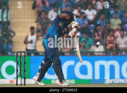 Neu Delhi, Neu Delhi, Indien. November 2023. Charith Asalanka aus Sri Lanka während des Spiels Nr. 38 der ICC Men's Cricket World Cup One-Day International (ODI) zwischen Sri Lanka und Bangladesch im Arun Jaitley Stadium, Neu-Delhi, Indien am 06. November 2023 (Foto: © Avijit das/ZUMA Press Wire) NUR ZUR REDAKTIONELLEN VERWENDUNG! Nicht für kommerzielle ZWECKE! Quelle: ZUMA Press, Inc./Alamy Live News Stockfoto