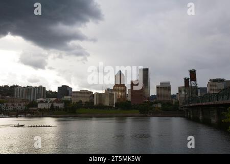 Downtown Portland mit Blick auf den Willamette River und die Brücke, Oregon Stockfoto