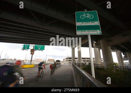 Fahrradpendler fahren über eine Brücke in Portland, Oregon. Stockfoto