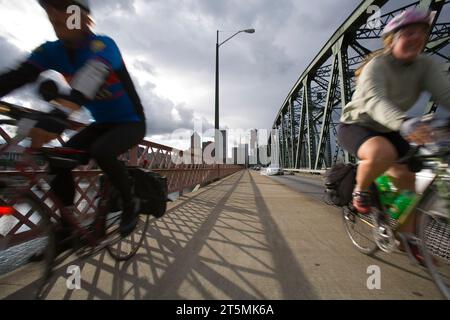 Fahrradpendler fahren über eine Brücke in Portland, Oregon. Stockfoto