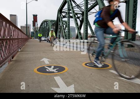 Fahrradpendler fahren über eine Brücke in Portland, Oregon. Stockfoto