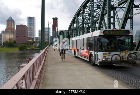 Fahrradpendler fahren über eine Brücke in Portland, Oregon. Stockfoto