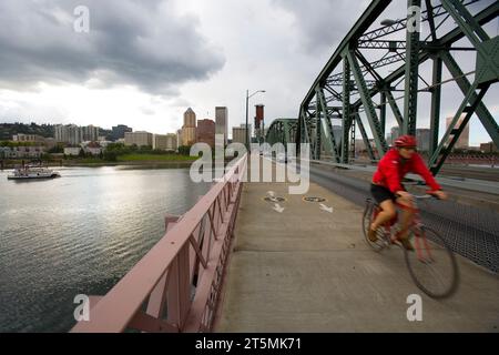 Fahrradpendler fahren über eine Brücke in Portland, Oregon. Stockfoto