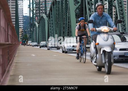 Fahrradpendler fahren über eine Brücke in Portland, Oregon. Stockfoto