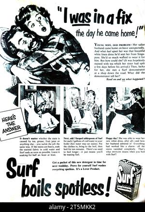 Eine Werbung für Surf, Waschpulver aus dem Jahr 1954, die die Zwangslage einer jungen Frau beschreibt, deren Matrosen-Ehemann unerwartet nach Hause kam. Sie war begierig, das weiße Kleid zu tragen, das er ihr aus Singapur geschickt hatte, aber nicht in der Lage war, da es Teeschmerzen hatte, traf sie glücklicherweise einen Surf-Demonstranten, der ihr die Lösung gab. Stockfoto