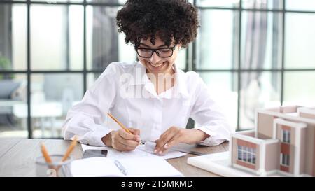 Die Architektin untersucht die Grundrisse des Hauses Stockfoto