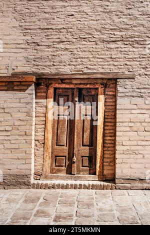 Alte Tür in der Altstadt in Zentralasien Stockfoto