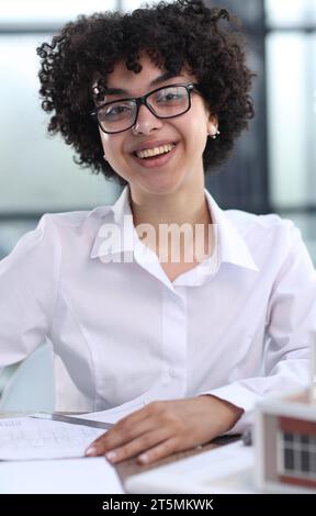 Die Architektin untersucht die Grundrisse des Hauses Stockfoto
