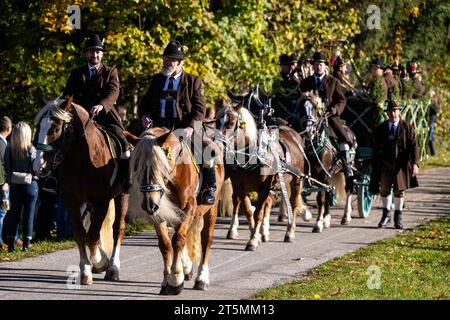 06. November 2023, Bayern, Bad Tölz: Reiter und Kutschen ziehen während der Leonhardi-Fahrt in Bad Tölz zur Kapelle auf dem Kalvarial. Foto: Lennart Preiss/dpa Stockfoto