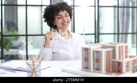 Die Architektin untersucht die Grundrisse des Hauses Stockfoto